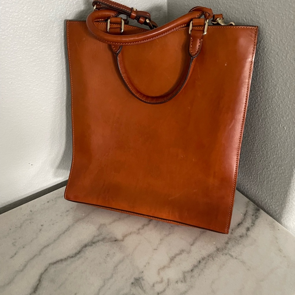 Dooney & Bourke Elegant Tan Leather Tote Bag